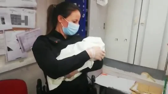 Hallan a un bebé de dos días de vida en el carrito de un supermercado de Ávila Hallan a un bebé de dos días de vida en el carrito de un supermercado de Ávila