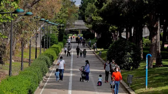 Familias paseando en el parque Jardín del Turia de Valencia Familias paseando en el parque Jardín del Turia de Valencia
