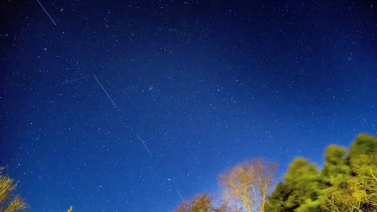 Satélites Starlink en el cielo sobre Svendborg, Dinamarca Satélites Starlink en el cielo sobre Svendborg, Dinamarca