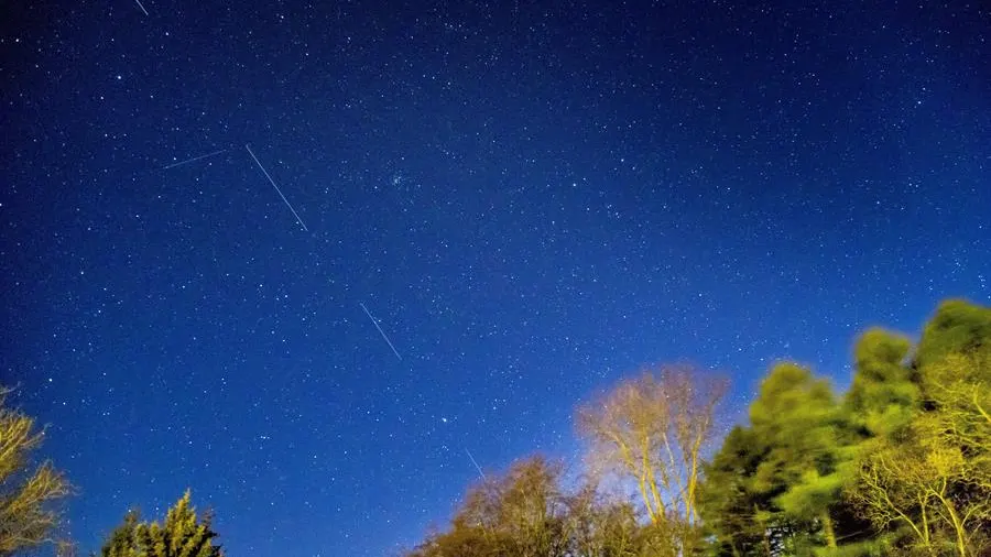 Satélites Starlink en el cielo sobre Svendborg, Dinamarca