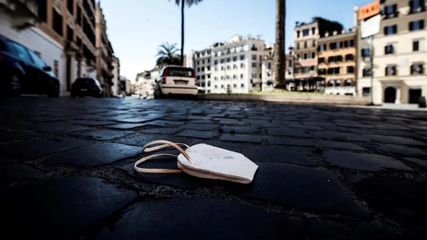 Una mascarilla abandonada en el suelo de la Piazza Spagna, en Roma Una mascarilla abandonada en el suelo de la Piazza Spagna, en Roma