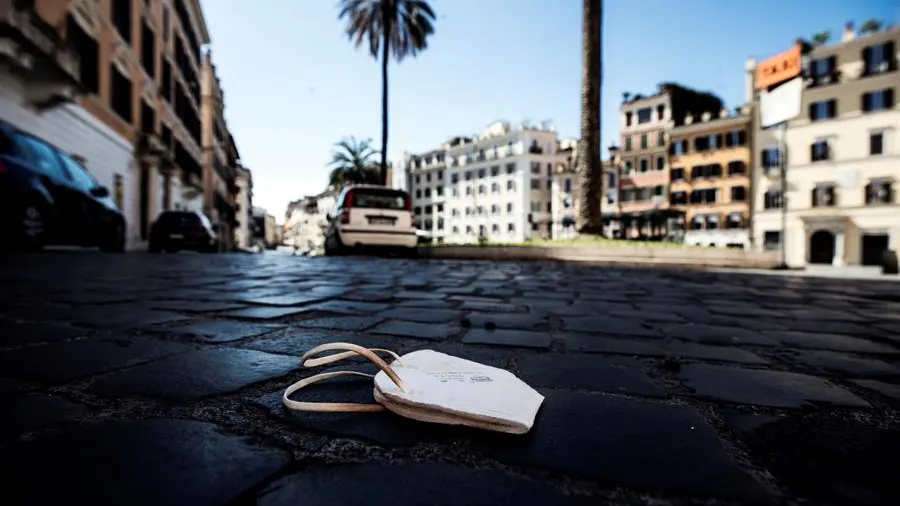 Una mascarilla abandonada en el suelo de la Piazza Spagna, en Roma