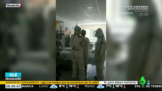 El emotivo baile de un sanitario y un paciente de coronavirus que llevaba 30 días en la UCI sin poder moverse El emotivo baile de un sanitario y un paciente de coronavirus que llevaba 30 días en la UCI sin poder moverse