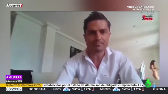 La viral pillada a Alfonso Merlos: una chica en ropa interior, que no es Marta López, aparece por detrás de él en un vídeo La viral pillada a Alfonso Merlos: una chica en ropa interior, que no es Marta López, aparece por detrás de él en un vídeo