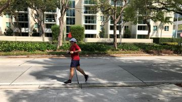 Un hombre corriendo en la calle