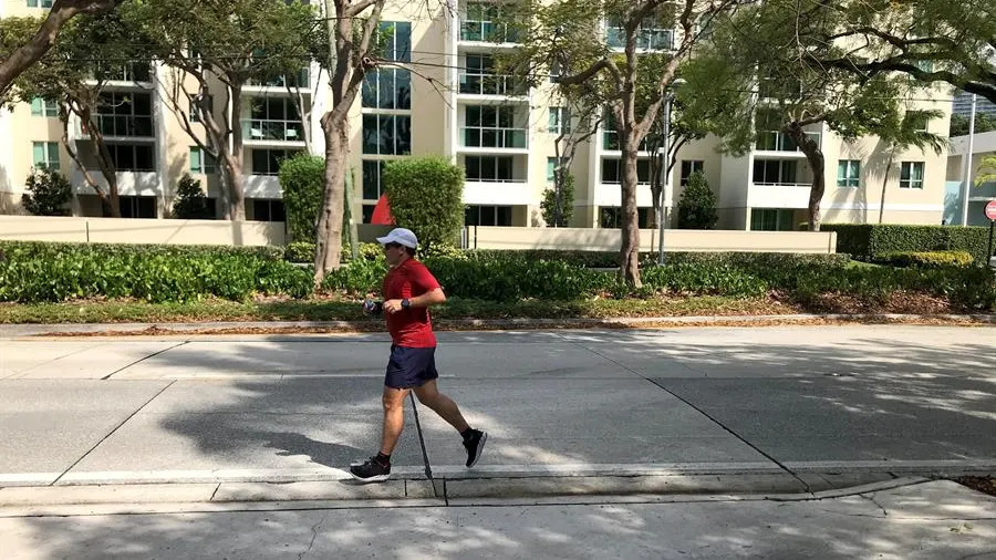 Un hombre corriendo en la calle