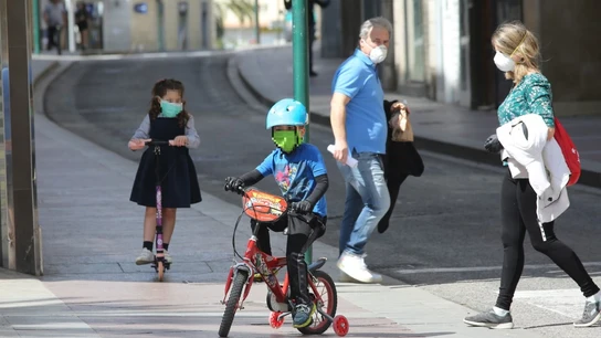 Niños en Elche en plena crisis sanitaria del coronavirus, Niños en Elche en plena crisis sanitaria del coronavirus,
