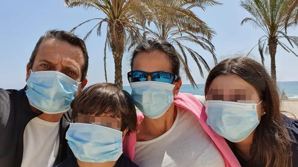 La concejala de Vox, Gema Aleman, junto a su marido y sus hijos durante el paseo. La concejala de Vox, Gema Aleman, junto a su marido y sus hijos durante el paseo.