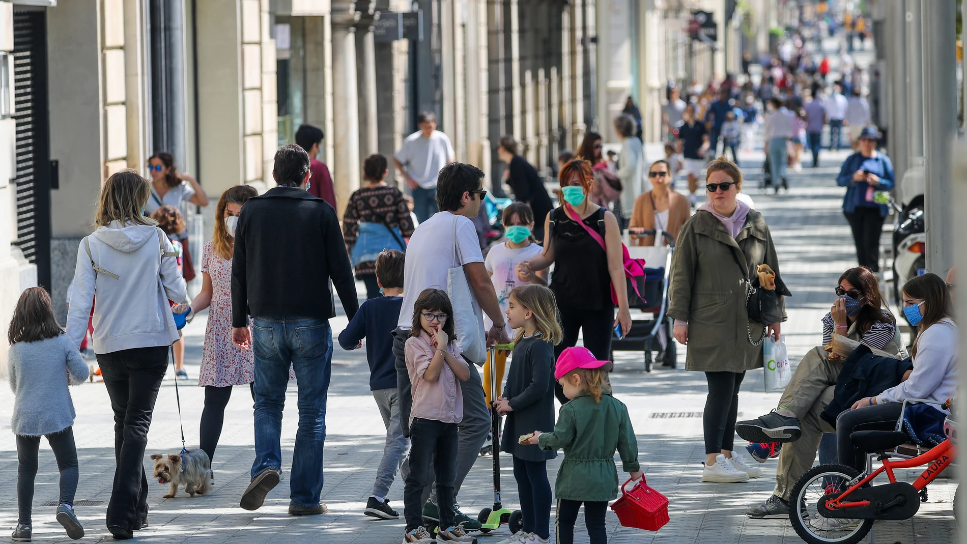 Niños paseando con sus padres en Barcelona durante el Estado de Alarma