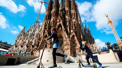 Dos niñas juegan ante la Sagrada Familia coronavirus