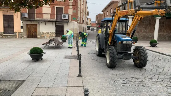 Los agricultores de Villa del Prado (Madrid) colaboran en la desinfección periódica del pueblo. Los agricultores de Villa del Prado colaboran en la desinfección periódica del pueblo.