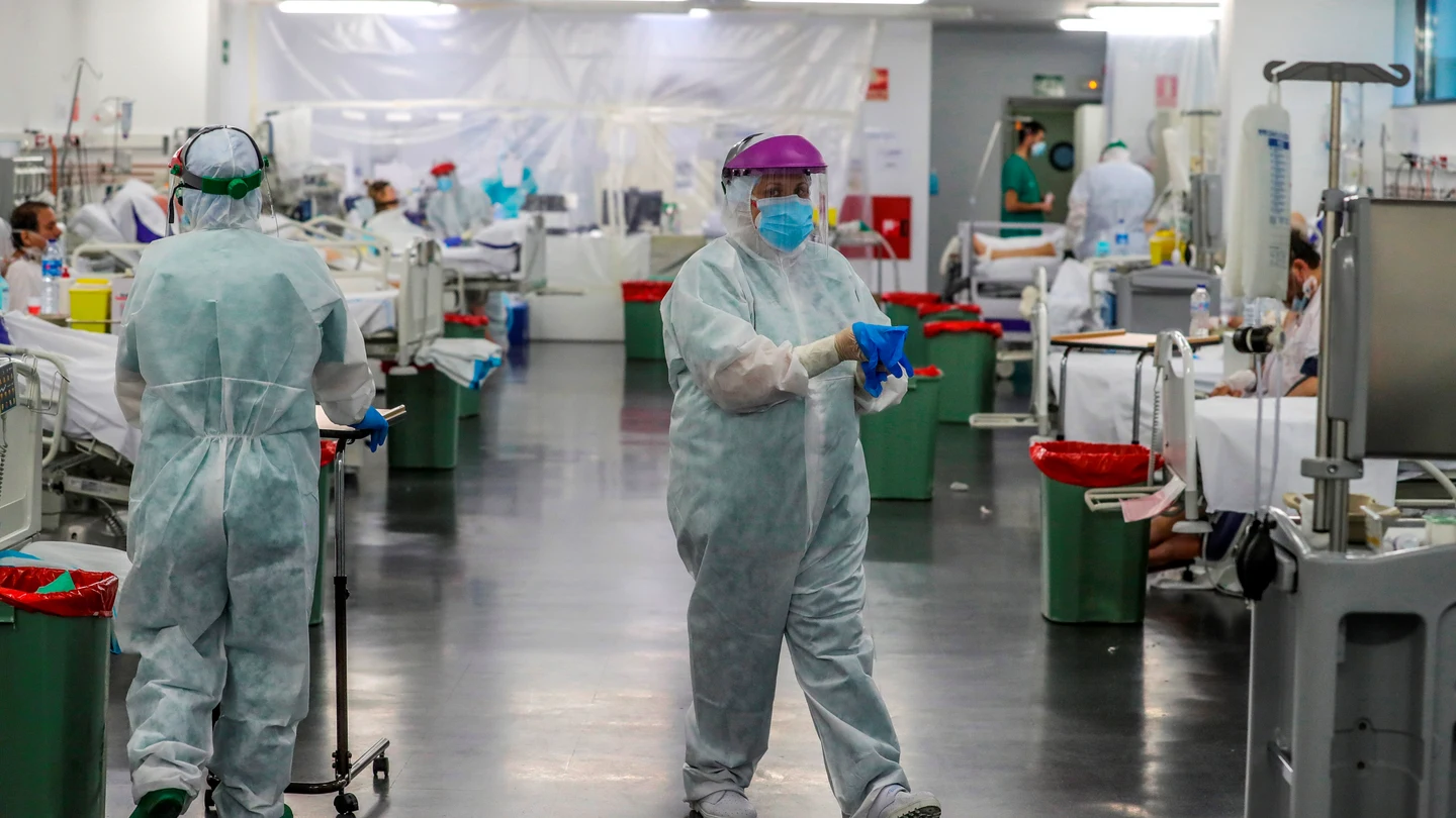 Personal sanitario en una planta del Hospital Puerta de Hierro. EFE/JuanJo Martín