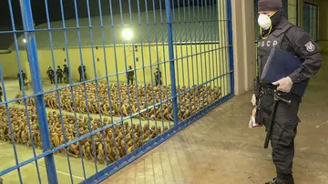 Inspección de seguridad a reclusos en el Centro Penal de Máxima Seguridad de Zacatecoluca.