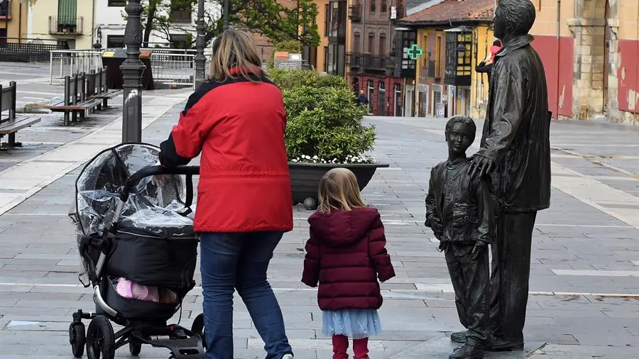 Una familia pasea por la plaza de la Catedral de León