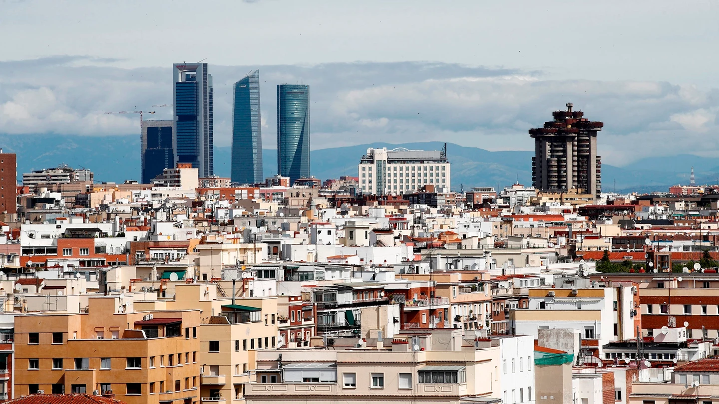 Vista de las Cuatro Torres Vista de las Cuatro Torres con un cielo prácticamente limpio de contaminación debido al confinamiento en Madrid.