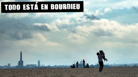 Padres e hijos juegan y pasean en la playa de El Masnou El Muro