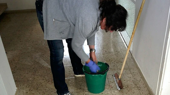Imagen de archivo de una trabajadora de la limpieza Imagen de archivo de una trabajadora de la limpieza