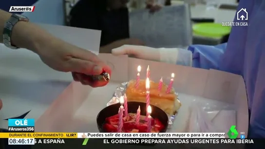 El enternecedor gesto de unos sanitarios al celebrar el cumpleaños de una paciente ingresada en la UCI por coronavirus El enternecedor gesto de unos sanitarios al celebrar el cumpleaños de una paciente ingresada en la UCI por coronavirus