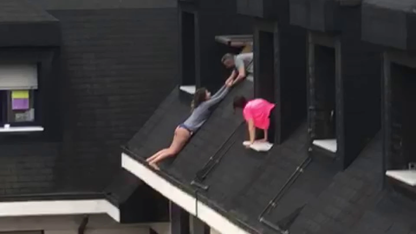 Una mujer es rescatada de caer al vacío en Oviedo Una mujer es rescatada de caer al vacío en Oviedo