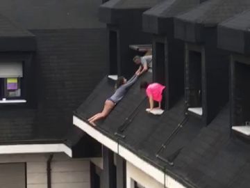 Una mujer es rescatada de caer al vacío en Oviedo Una mujer es rescatada de caer al vacío en Oviedo