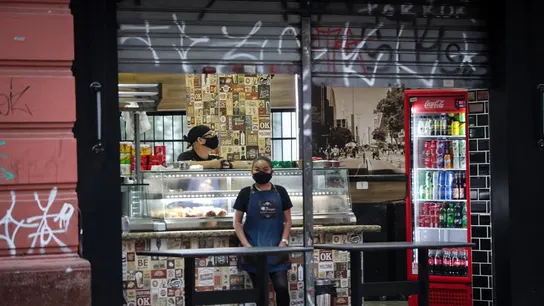 Empleados de una tienda de alimentos con mascarilla. Empleados de una tienda con mascarilla en Sao Paulo, Brasil