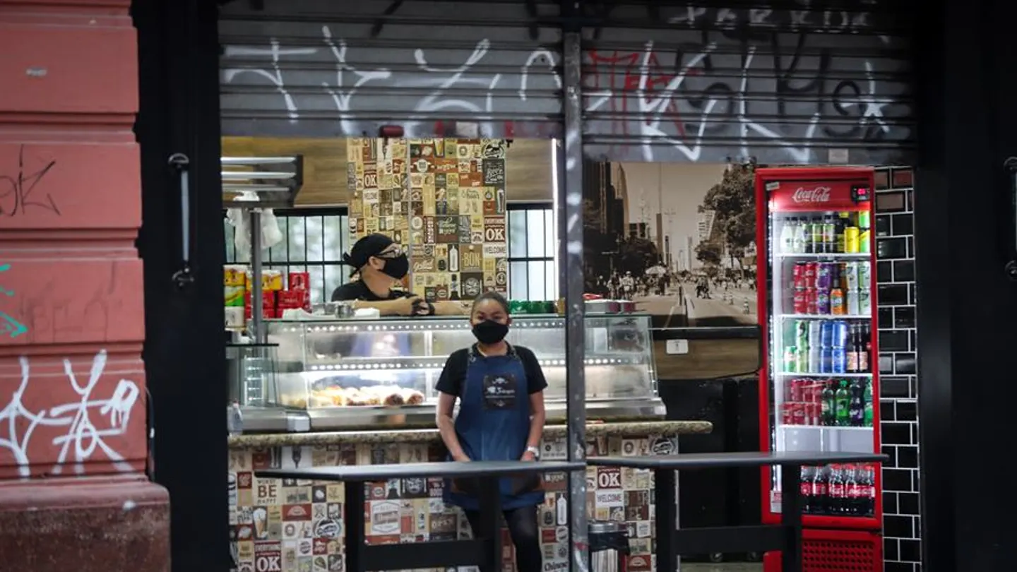 Empleados de una tienda de alimentos con mascarilla. Empleados de una tienda con mascarilla en Sao Paulo, Brasil