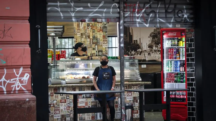 Empleados de una tienda con mascarilla en Sao Paulo, Brasil