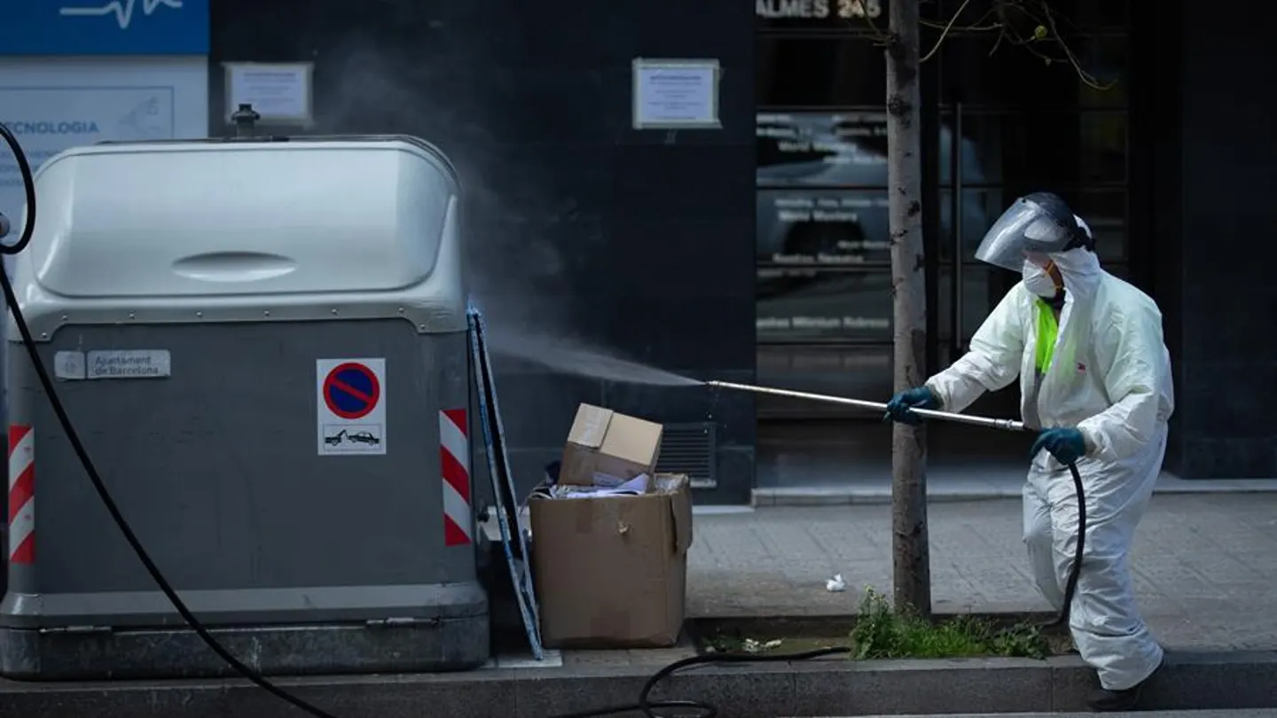 Un operario desinfecta un contenedor de basura en Barcelona Un operario desinfecta un contenedor de basura en Barcelona
