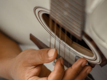 Tocando la guitarra