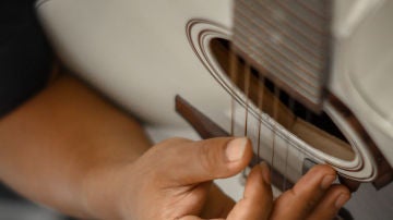 Tocando la guitarra
