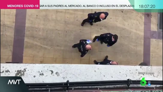 La discusión entre un transportista y un policía: "Estoy trabajando igual que tú, ¿crees que me puedes multar con 1.500 euros?" La discusión entre un transportista y un policía: "Estoy trabajando igual que tú, ¿crees que me puedes multar con 1.500 euros?"