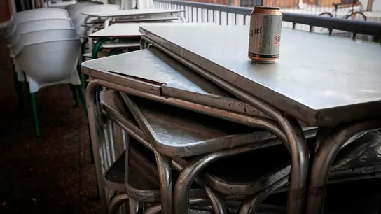 Terraza de un bar cerrado por las restricciones por el coronavirus Terraza de un bar cerrado en San Sebastián por las restricciones por el coronavirus