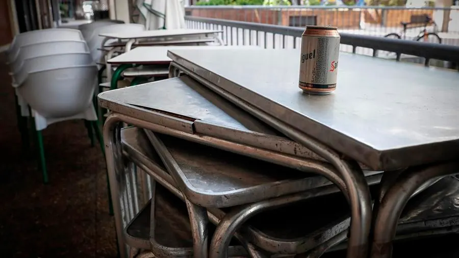 Terraza de un bar cerrado en San Sebastián por las restricciones por el coronavirus