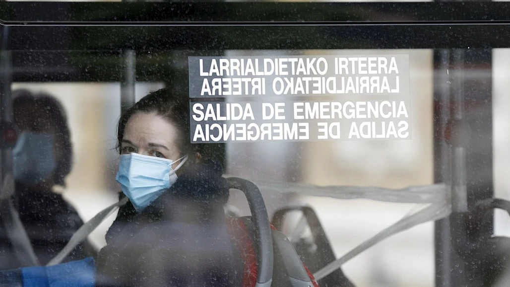 Dos viajeras con mascarilla en un autobús de Bilbao