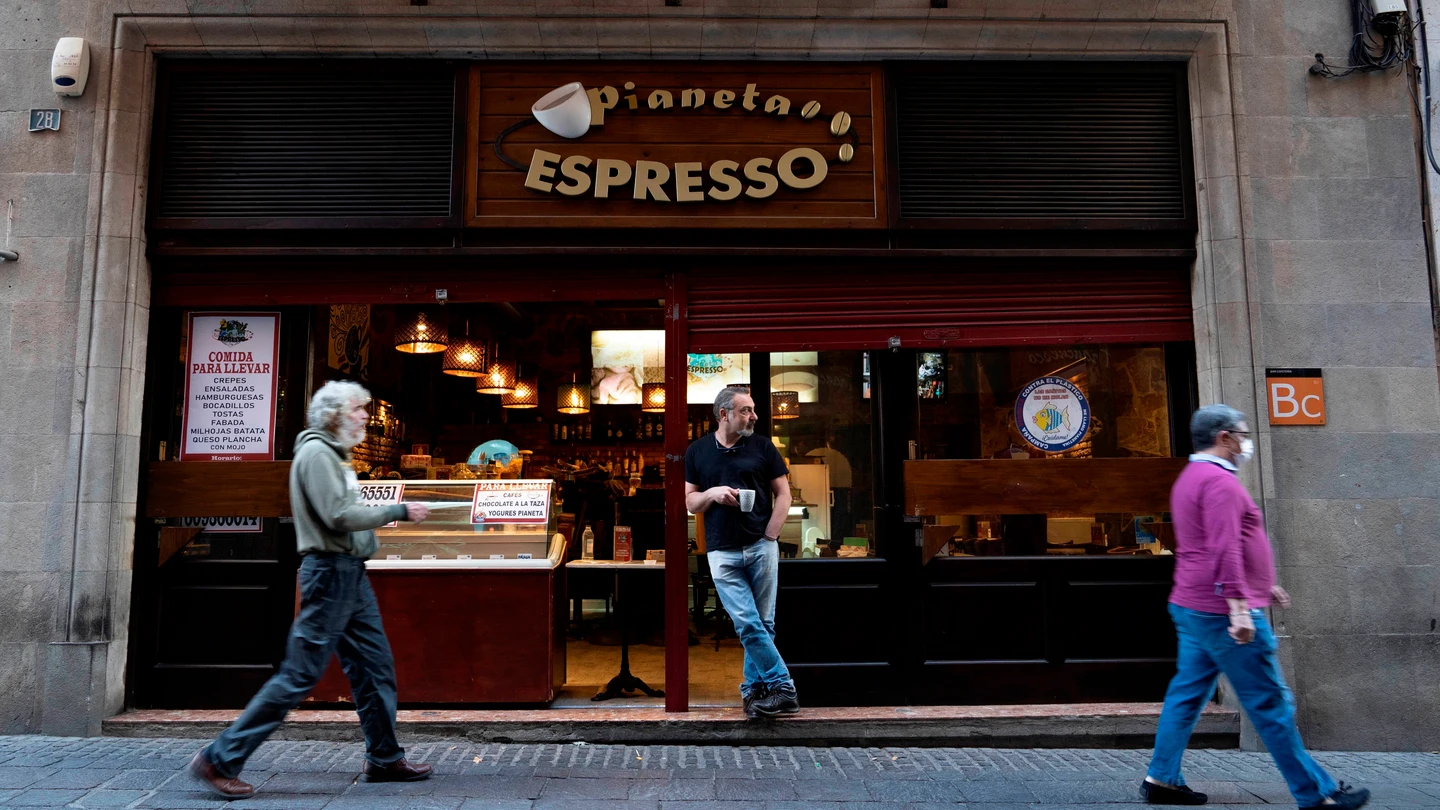 Una cafetería reconvertida a la venta de comida y bebida para llevar en Santa Cruz de Tenerife coronavirus
