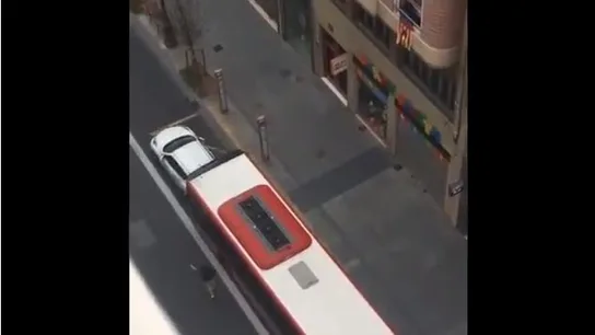 Un autobús embiste a un coche en Valencia Un autobús embiste a un coche en Valencia