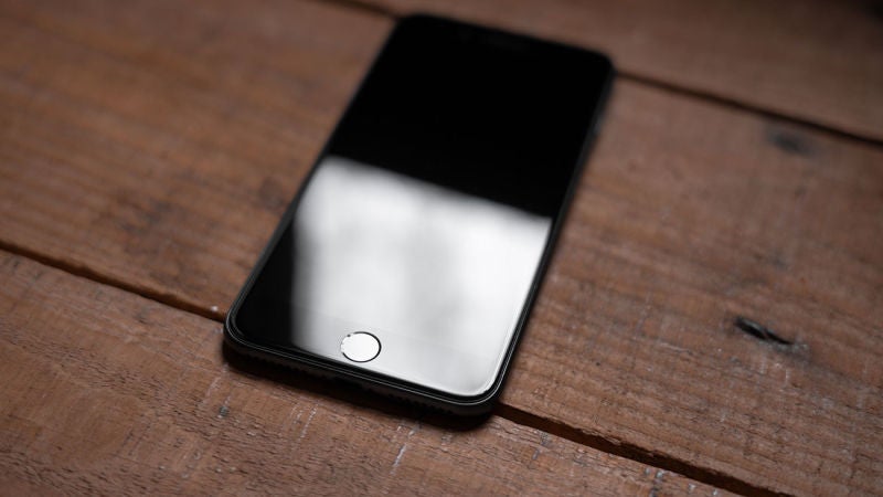 ¿Cómo es de resistente el iPhone SE 2020? Intentan doblarlo y quemarlo