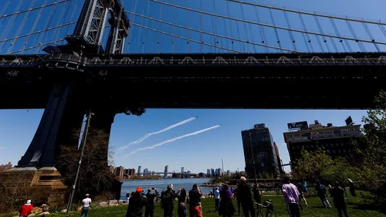 La gente observa los Thunderbirds de la Fuerza Aérea de EEUU La gente observa los Thunderbirds de la Fuerza Aérea de EEUU