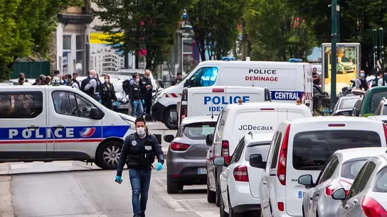 Detenido un hombre por arrollar a tres policías con un vehículo en Colombes, cerca de París. Detenido un hombre por arrollar a tres policías con un vehículo en Colombes, cerca de París.