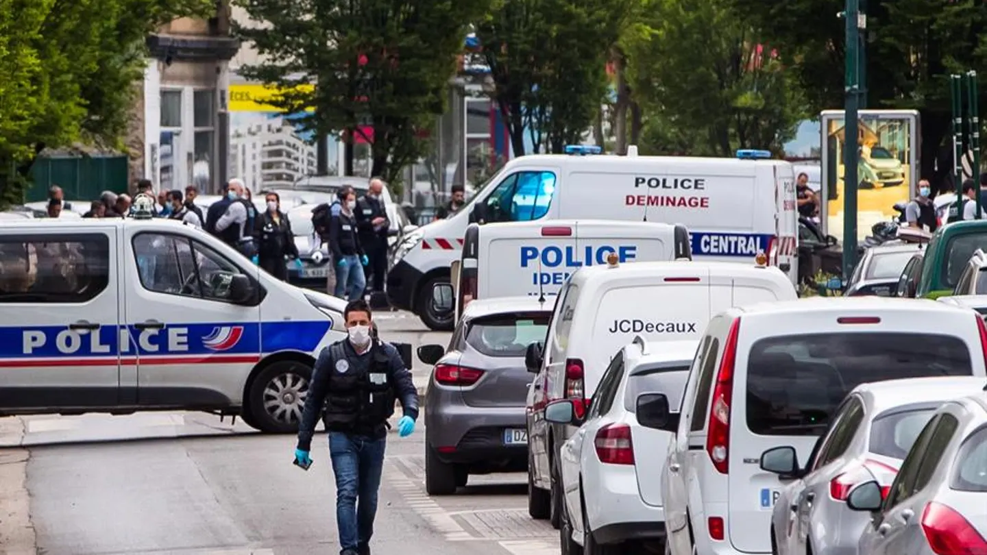 Detenido un hombre por arrollar a tres policías con un vehículo en Colombes, cerca de París. Detenido un hombre por arrollar a tres policías con un vehículo en Colombes, cerca de París.