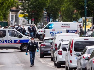 Detenido un hombre por arrollar a tres policías con un vehículo en Colombes, cerca de París. Detenido un hombre por arrollar a tres policías con un vehículo en Colombes, cerca de París.
