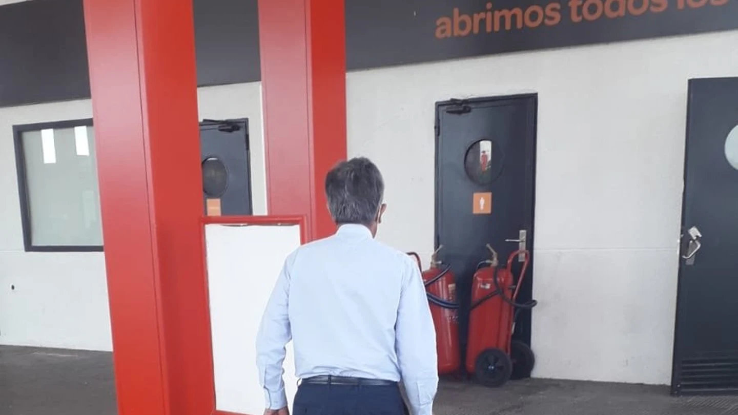 Miguel Ángel Revilla, durante una parada en una gasolinera camino a Madrid Miguel Ángel Revilla, durante una parada en una gasolinera camino a Madrid