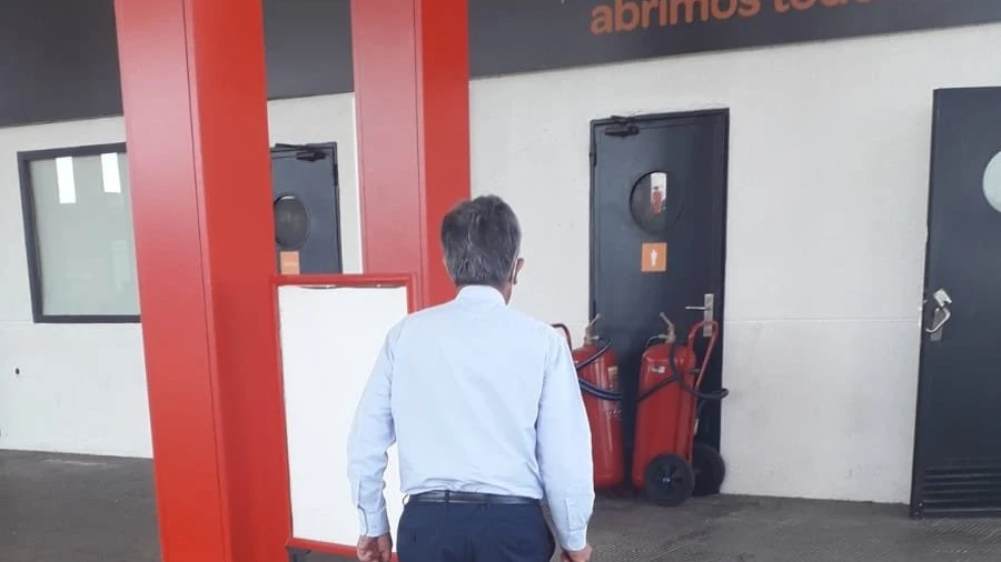 Miguel Ángel Revilla, durante una parada en una gasolinera camino a Madrid