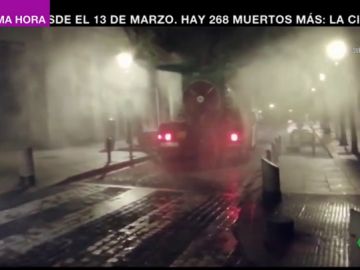 Cañones de nebulosa, mochilas pulverizadoras y triciclos eléctricos: así desinfectan las calles cuando estamos durmiendo Cañones de nebulosa, mochilas pulverizadoras y triciclos eléctricos: así desinfectan las calles cuando estamos durmiendo