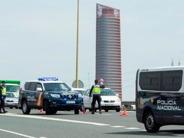 Efectivos de la policía Nacional en un control de tráfico para evitar los desplazamientos durante el estado de alarma. Efectivos de la policía Nacional en un control de tráfico para evitar los desplazamientos durante el estado de alarma.