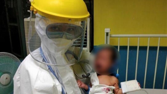 El peque&ntilde;o Kobe, en brazos de un miembro del equipo m&eacute;dico que le trat&oacute; por coronavirus