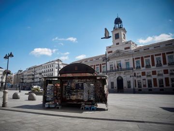 La Puerta del Sol, vacía desde que el Gobierno decretase el estado de alarma. La Puerta del Sol, vacía desde que el Gobierno decretase el estado de alarma.