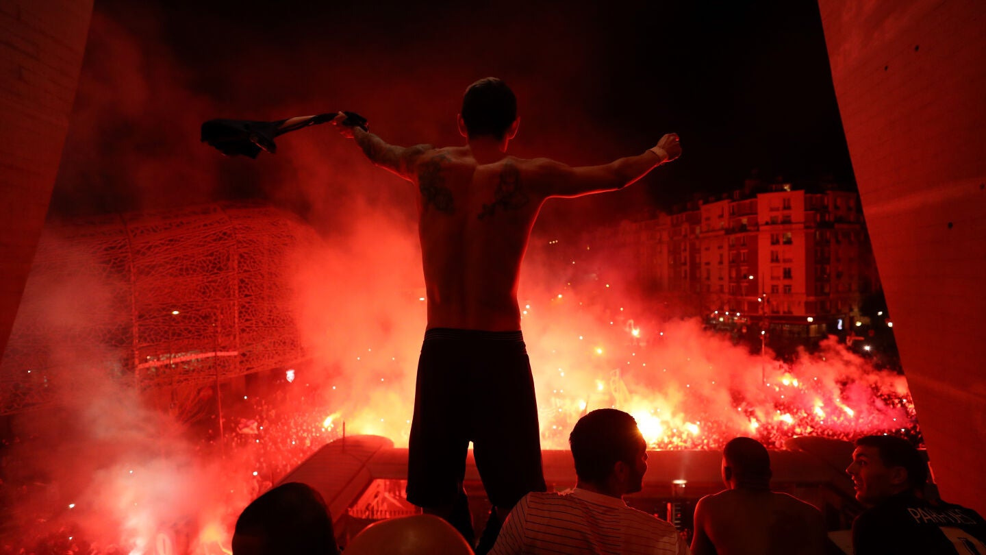 Locura en los aleda&ntilde;os del Parque de los Pr&iacute;ncipes tras la remontada frente al BVB