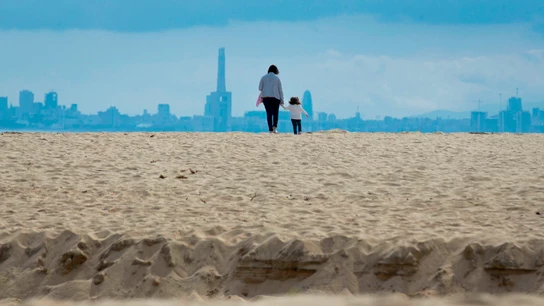 Padres e hijos juegan y pasean en la playa de El Masnou, Barcelona playa
