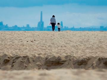 Padres e hijos juegan y pasean en la playa de El Masnou, Barcelona Padres e hijos juegan y pasean en la playa de El Masnou, Barcelona